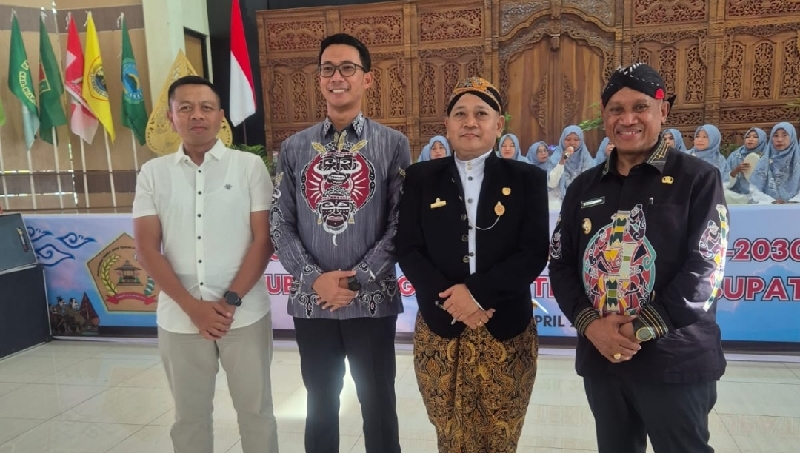 Ketua umum PW Jateng Gunadi M.Si (No2 kanan) dan Bupati Markus O Mansnembra (Kanan) dan Kapolres AKBP Ari T(No 2 kiri). Dokumen